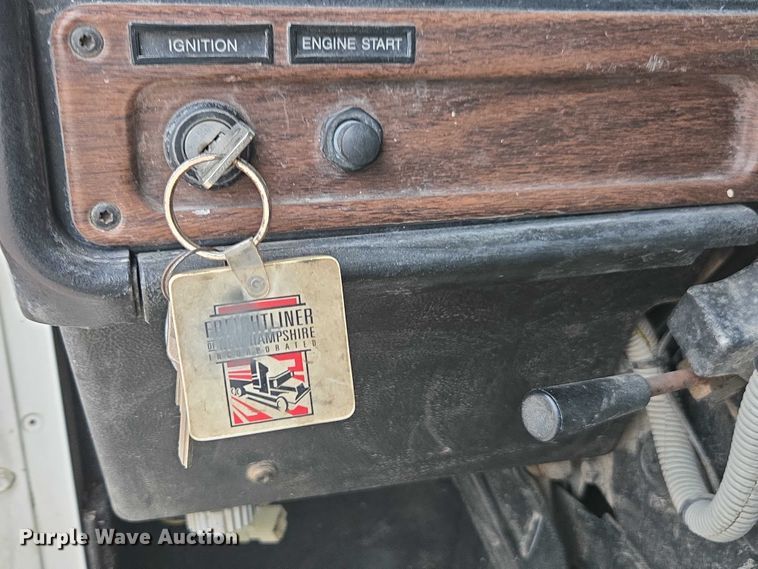 image for item DT4544 2001 Freightliner FLD semi truck