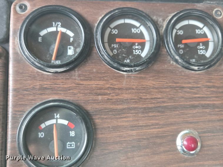 image for item DT4544 2001 Freightliner FLD semi truck