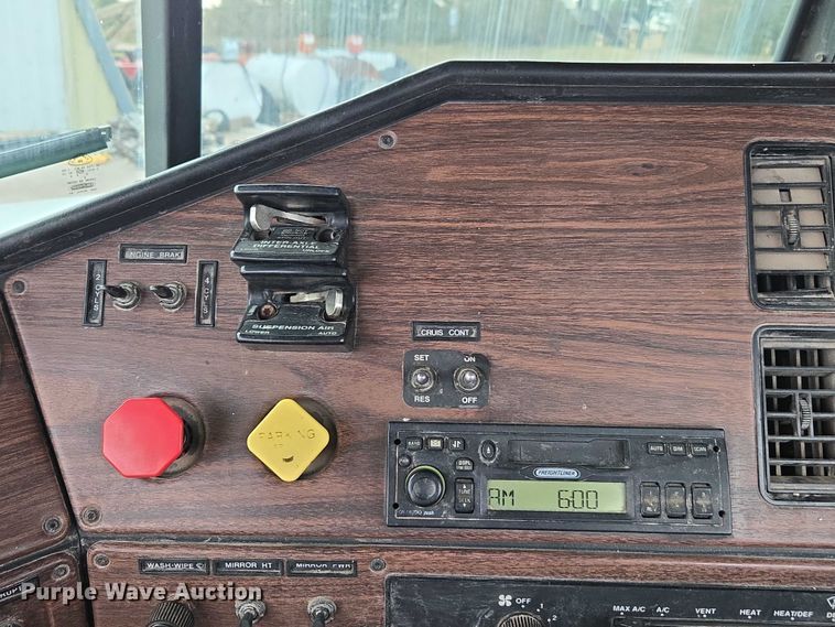 image for item DT4544 2001 Freightliner FLD semi truck