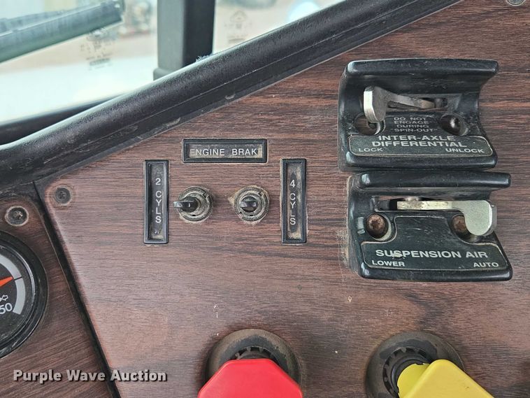 image for item DT4544 2001 Freightliner FLD semi truck