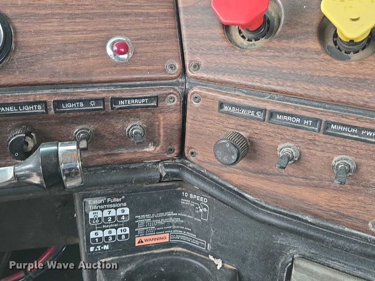 image for item DT4544 2001 Freightliner FLD semi truck