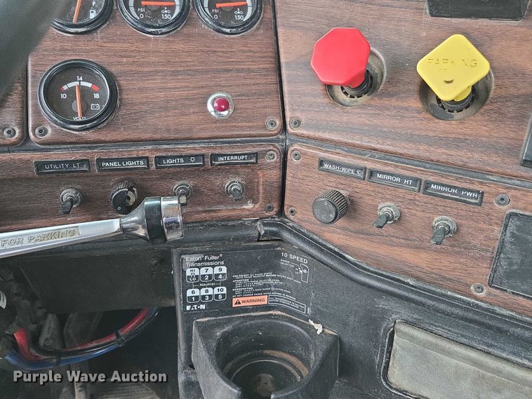 image for item DT4544 2001 Freightliner FLD semi truck