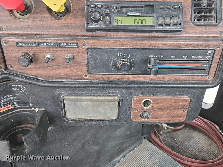 image for item DT4544 2001 Freightliner FLD semi truck