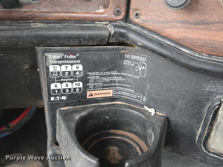 image for item DT4544 2001 Freightliner FLD semi truck