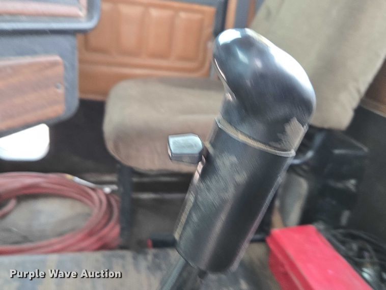 image for item DT4544 2001 Freightliner FLD semi truck