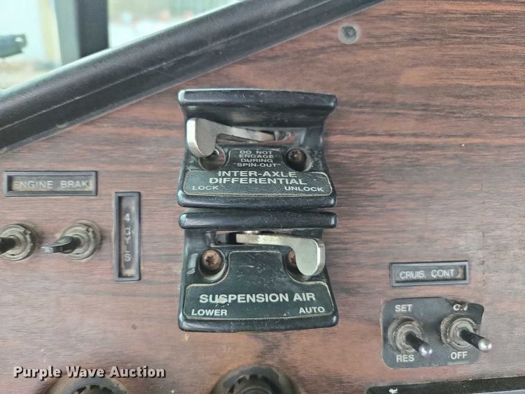 image for item DT4544 2001 Freightliner FLD semi truck