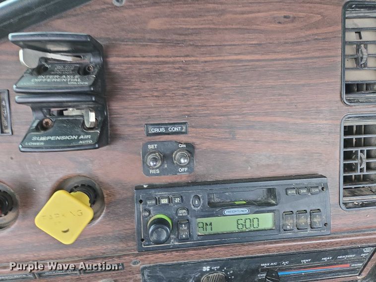 image for item DT4544 2001 Freightliner FLD semi truck