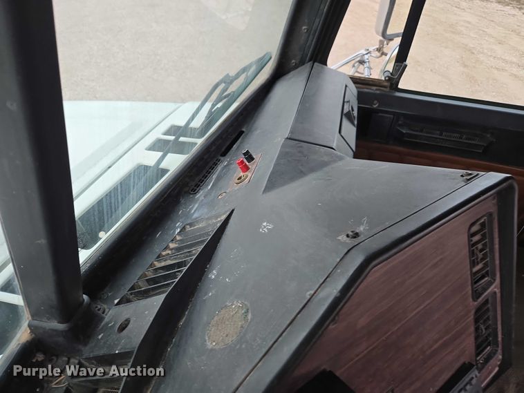 image for item DT4544 2001 Freightliner FLD semi truck