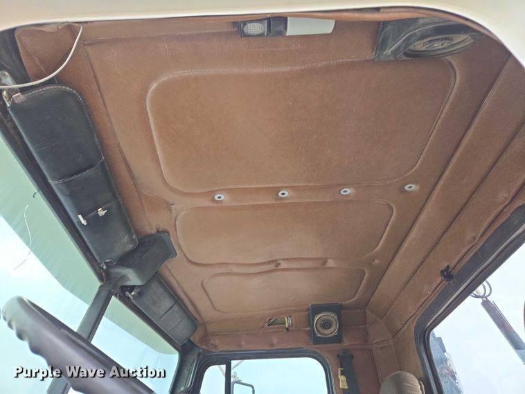 image for item DT4544 2001 Freightliner FLD semi truck