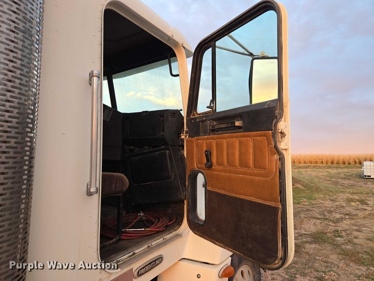 image for item DT4544 2001 Freightliner FLD semi truck