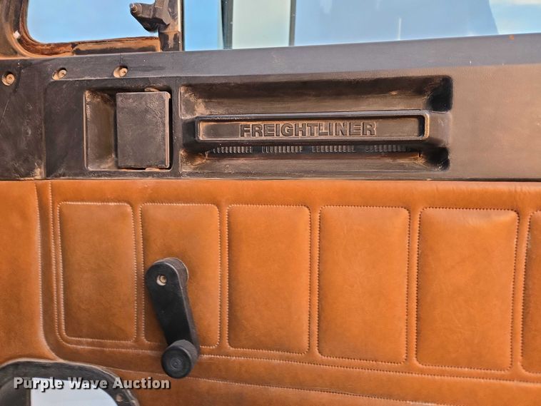 image for item DT4544 2001 Freightliner FLD semi truck