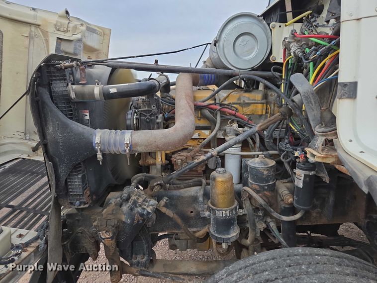 image for item DT4544 2001 Freightliner FLD semi truck