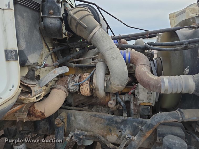 image for item DT4544 2001 Freightliner FLD semi truck