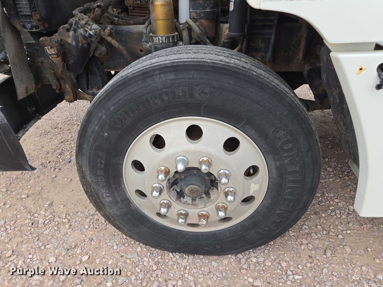 image for item DT4544 2001 Freightliner FLD semi truck