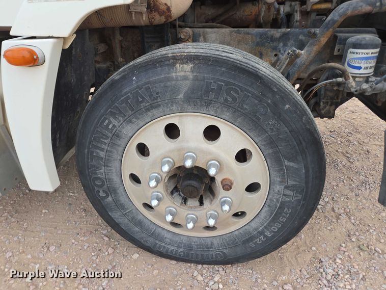 image for item DT4544 2001 Freightliner FLD semi truck