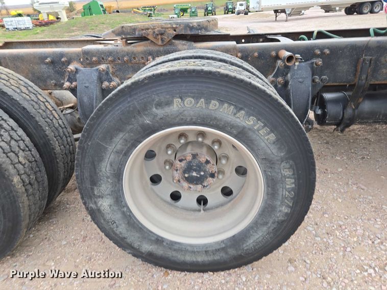 image for item DT4544 2001 Freightliner FLD semi truck