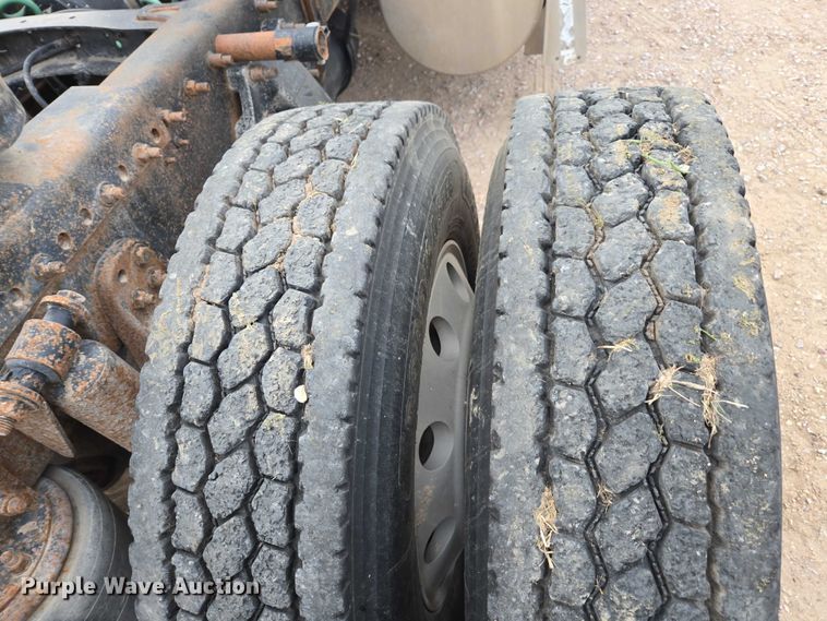 image for item DT4544 2001 Freightliner FLD semi truck