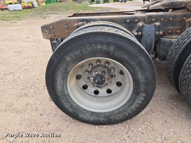 image for item DT4544 2001 Freightliner FLD semi truck