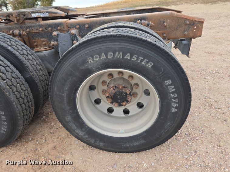 image for item DT4544 2001 Freightliner FLD semi truck