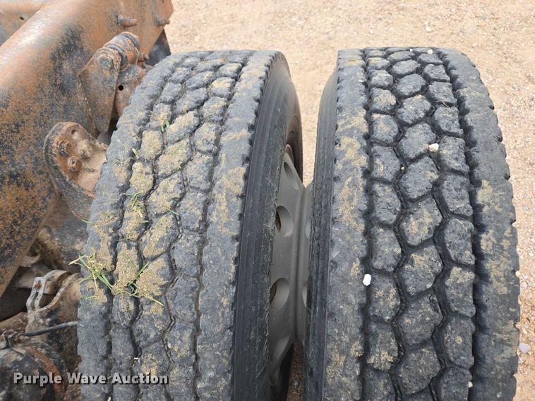 image for item DT4544 2001 Freightliner FLD semi truck