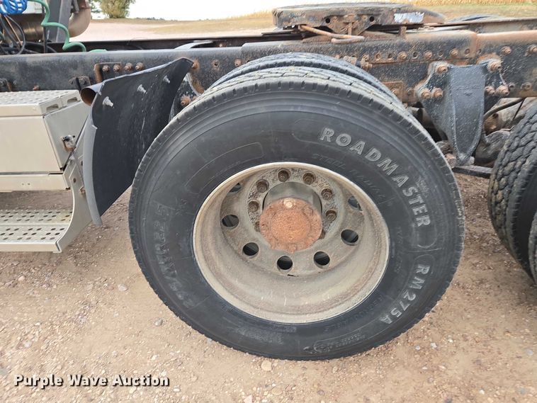 image for item DT4544 2001 Freightliner FLD semi truck