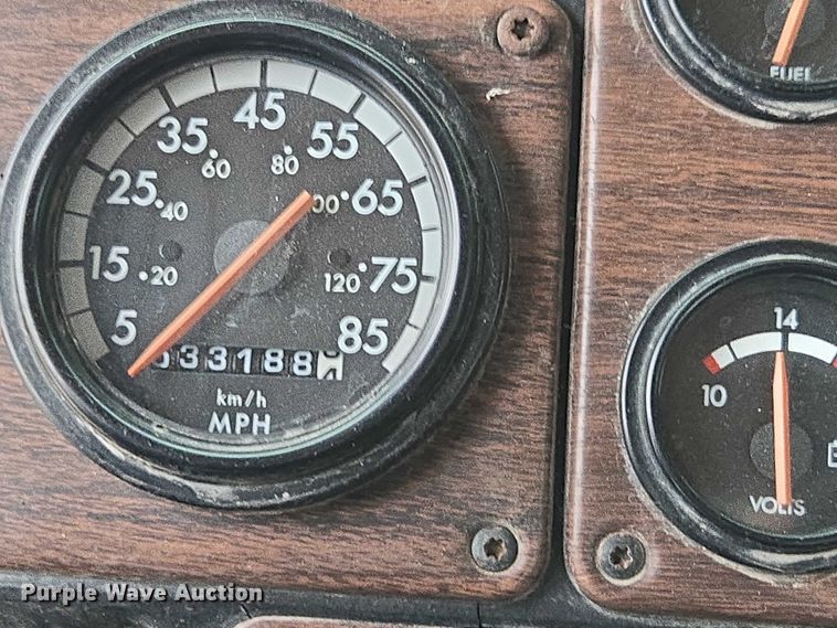 image for item DT4544 2001 Freightliner FLD semi truck