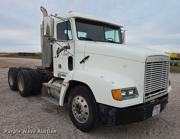image for item DT4545 2001 Freightliner FLD112 semi truck