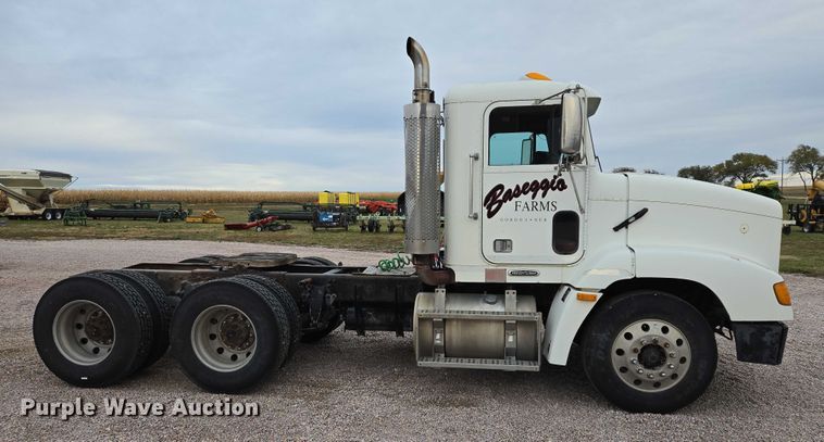 image for item DT4545 2001 Freightliner FLD112 semi truck