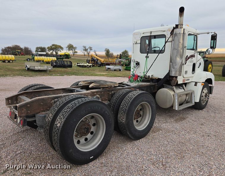 image for item DT4545 2001 Freightliner FLD112 semi truck