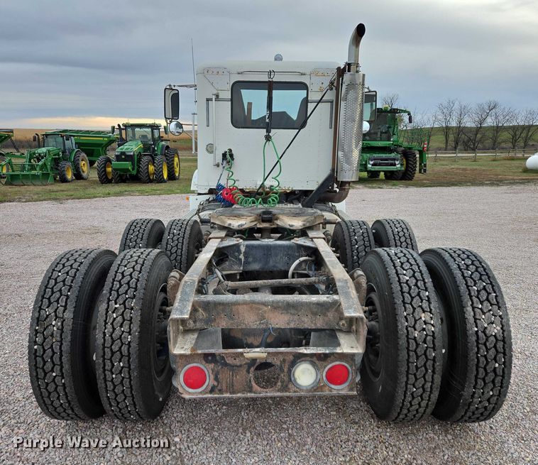 image for item DT4545 2001 Freightliner FLD112 semi truck