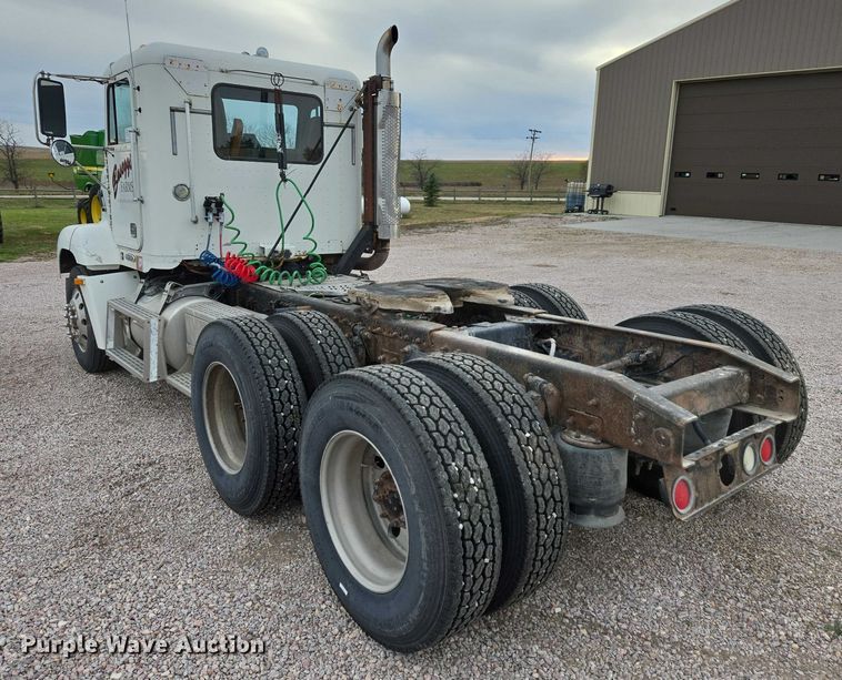 image for item DT4545 2001 Freightliner FLD112 semi truck