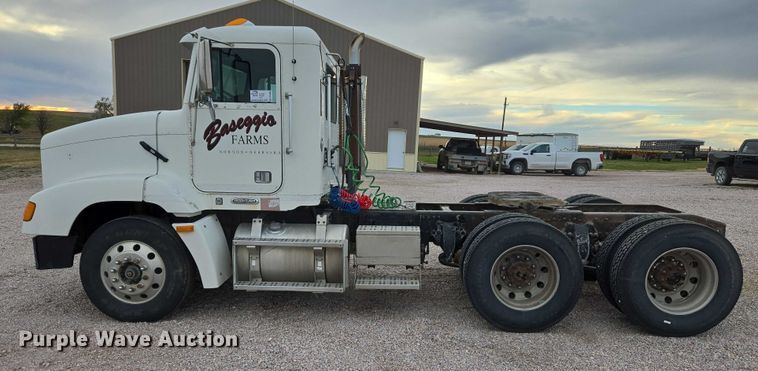 image for item DT4545 2001 Freightliner FLD112 semi truck