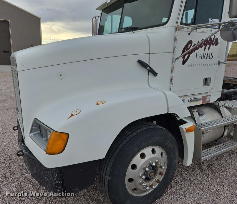 image for item DT4545 2001 Freightliner FLD112 semi truck