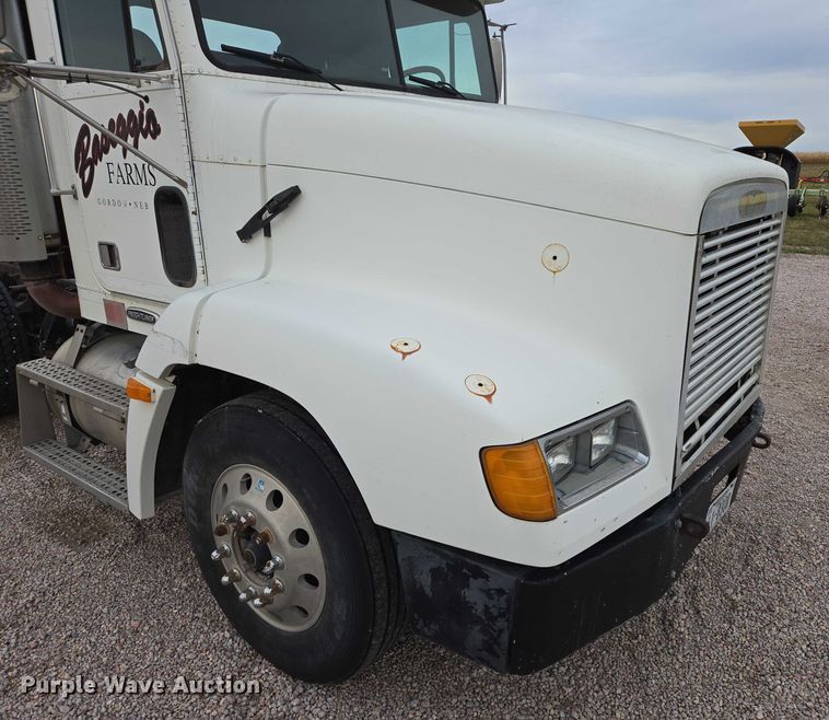 image for item DT4545 2001 Freightliner FLD112 semi truck