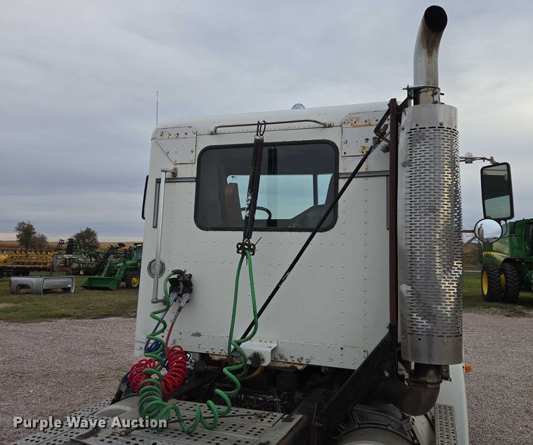 image for item DT4545 2001 Freightliner FLD112 semi truck