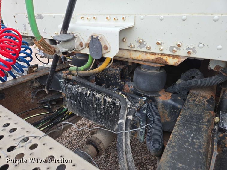 image for item DT4545 2001 Freightliner FLD112 semi truck