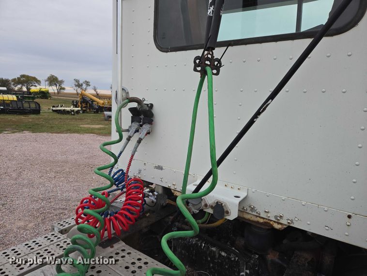 image for item DT4545 2001 Freightliner FLD112 semi truck