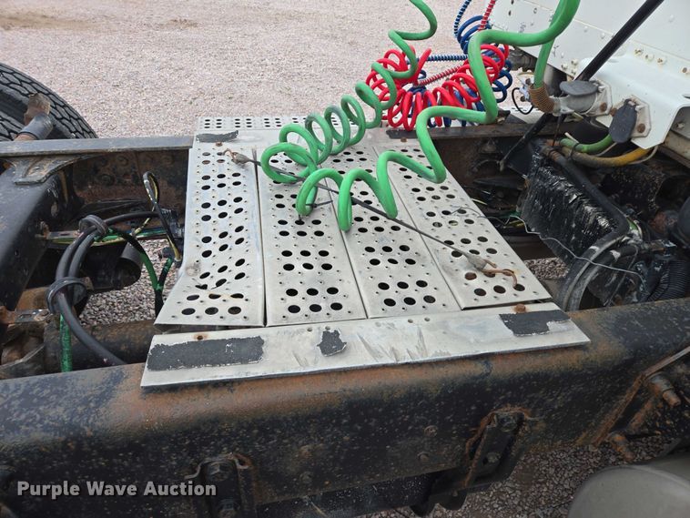 image for item DT4545 2001 Freightliner FLD112 semi truck