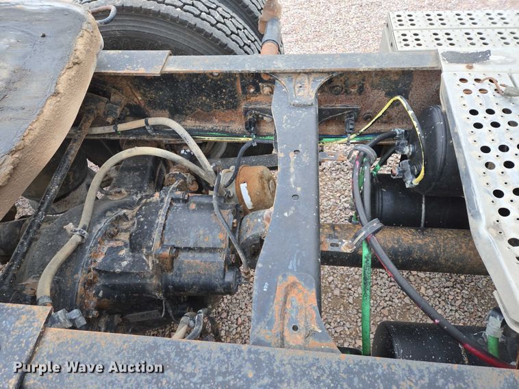 image for item DT4545 2001 Freightliner FLD112 semi truck