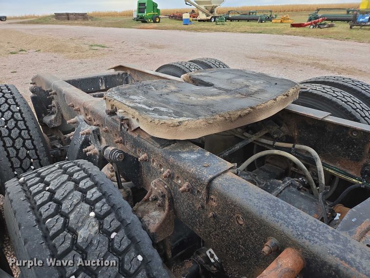 image for item DT4545 2001 Freightliner FLD112 semi truck