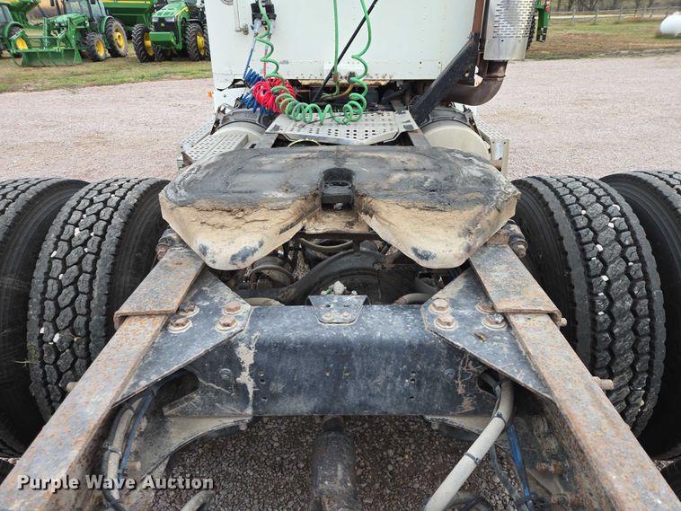 image for item DT4545 2001 Freightliner FLD112 semi truck