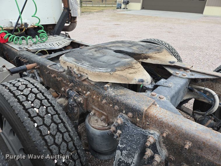 image for item DT4545 2001 Freightliner FLD112 semi truck