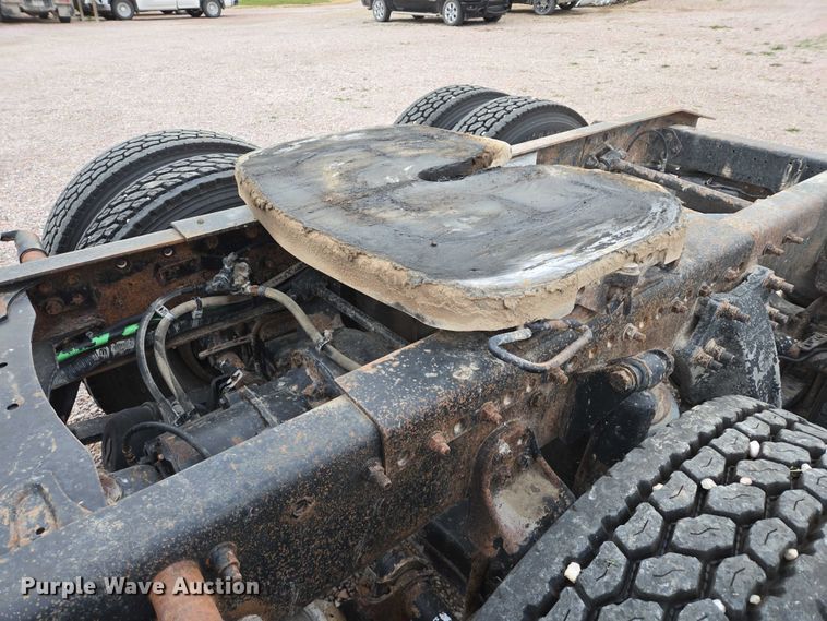 image for item DT4545 2001 Freightliner FLD112 semi truck