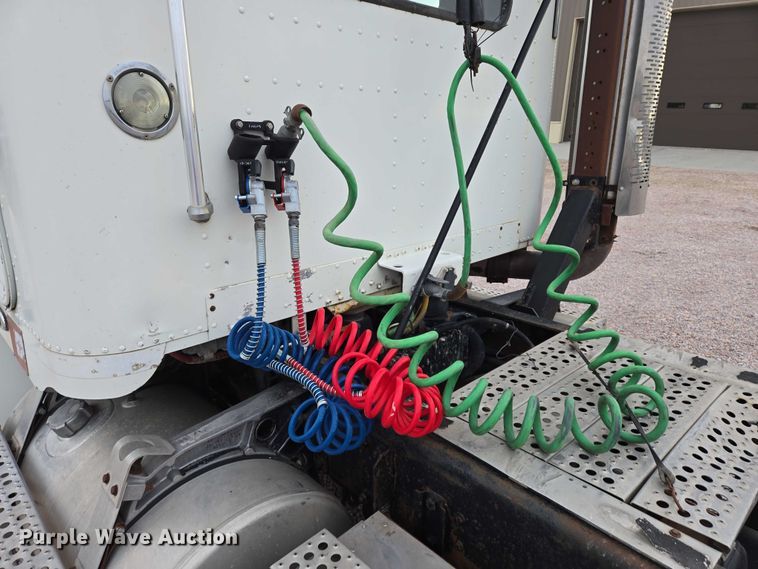 image for item DT4545 2001 Freightliner FLD112 semi truck