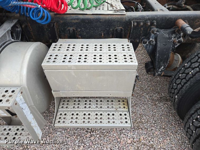 image for item DT4545 2001 Freightliner FLD112 semi truck