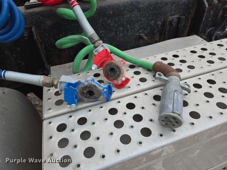 image for item DT4545 2001 Freightliner FLD112 semi truck