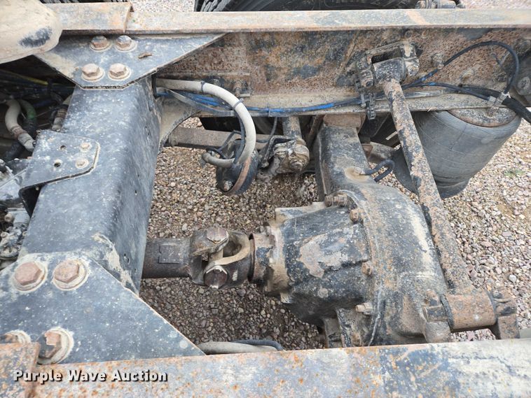 image for item DT4545 2001 Freightliner FLD112 semi truck