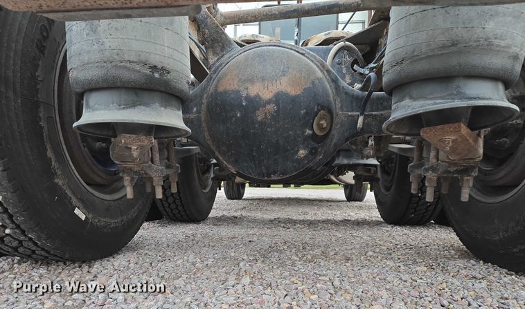 image for item DT4545 2001 Freightliner FLD112 semi truck