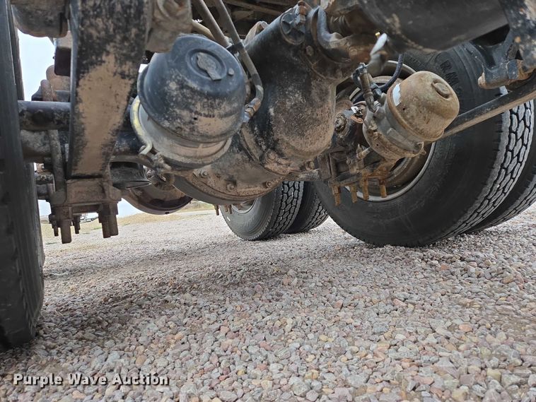 image for item DT4545 2001 Freightliner FLD112 semi truck