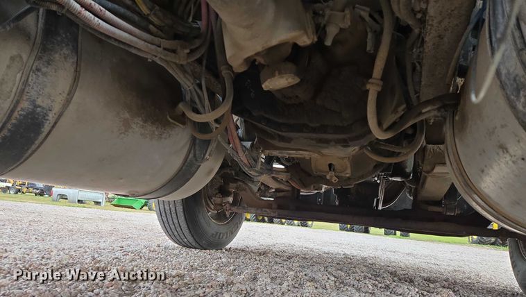 image for item DT4545 2001 Freightliner FLD112 semi truck